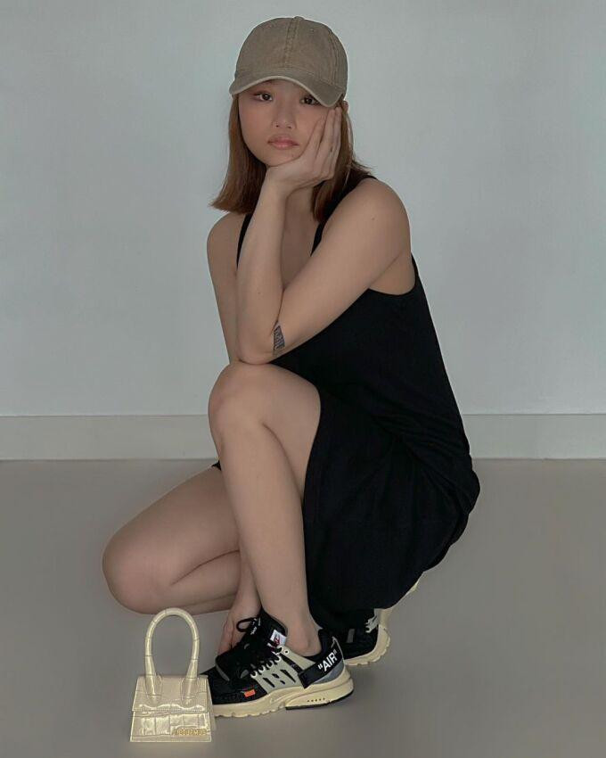 Nữ ca sĩ thường chọn những kiểu áo váy tối giản chi tiết hết cỡ, kiểu dáng cơ bản, màu trơn, sau đó tạo điểm nhấn bằng những món phụ kiện hàng hiệu đẳng cấp.