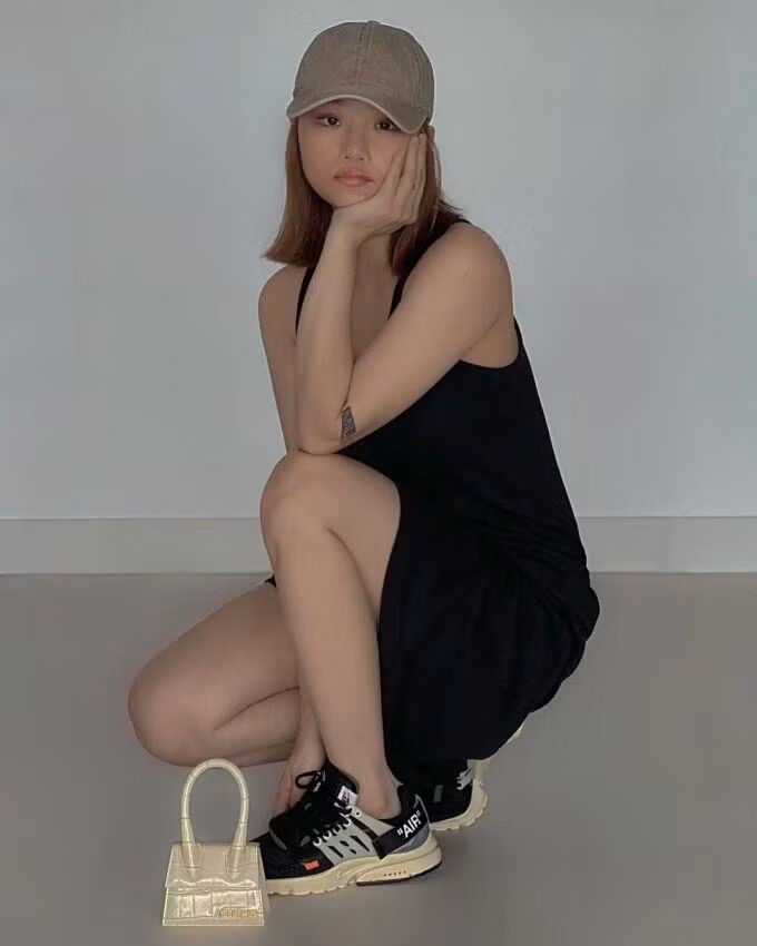 Nữ ca sĩ thường chọn những kiểu áo váy tối giản chi tiết hết cỡ, kiểu dáng cơ bản, màu trơn, sau đó tạo điểm nhấn bằng những món phụ kiện hàng hiệu đẳng cấp.