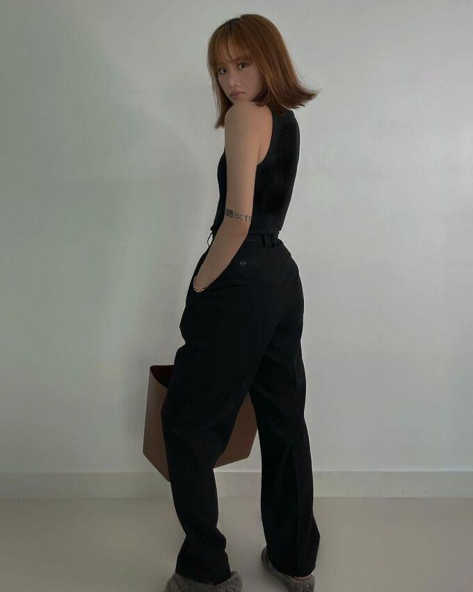 Song về khoản lên đồ thì khác, cô Miu ngày xưa giờ đã hoàn toàn biến mất, nhường chỗ cho một Miu Lê sành điệu đỉnh cao, một phần là nhờ lối lên đồ bắt trend và thông minh hơn hẳn.