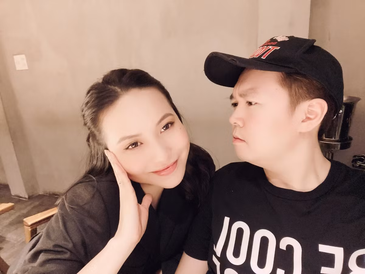 Thu Trang sở hữu nhan sắc xinh đẹp và vóc dáng vô cùng gợi cảm. Trước khi có dịch Covid-19, vợ chồng Lê Hiếu thường xuyên dành thời gian đi du lịch nhiều nơi trên thế giới như Mỹ, Singapore... Trong những chuyến du lịch, bà xã Lê Hiếu 'đốt mắt' bởi trang phục bikini khoe trọn ba vòng nóng bỏng.