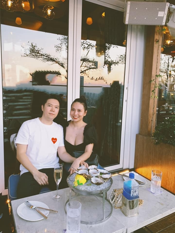 Bà xã của ca sĩ Lê Hiếu tên là Thu Trang, sinh năm 1990 trong một gia đình khá giả tại TP.HCM. Thu Trang không hoạt động trong showbiz và hiện tại đang quản lý một số tụ điểm vui chơi của giới trẻ ở TP.HCM.