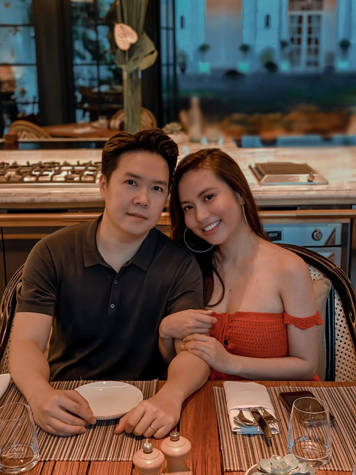 Giọng ca Ngày mai em đi và vợ quyết định về chung một nhà sau một năm hẹn hò. Từ khi lập gia đình, Lê Hiếu chỉn chu và thuận lợi trong công việc hơn. Anh cho biết, bà xã là người luôn tư vấn cho mình về trang phục, cách biểu diễn và giao lưu với khán giả. Trên trang cá nhân, Lê Hiếu và bà xã thường xuyên chia sẻ những khoảnh khắc tình cảm bên nhau.