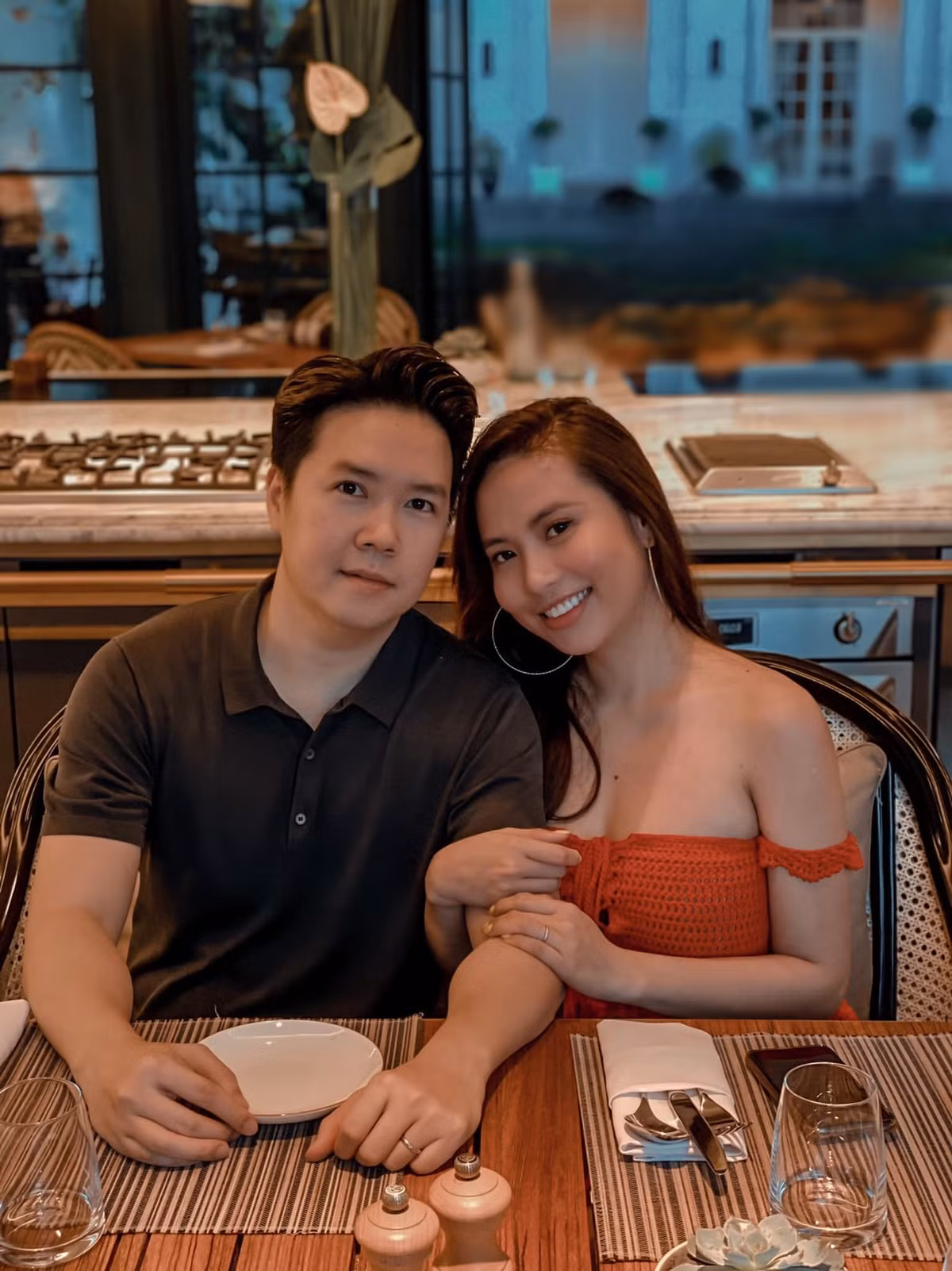 Giọng ca Ngày mai em đi và vợ quyết định về chung một nhà sau một năm hẹn hò. Từ khi lập gia đình, Lê Hiếu chỉn chu và thuận lợi trong công việc hơn. Anh cho biết, bà xã là người luôn tư vấn cho mình về trang phục, cách biểu diễn và giao lưu với khán giả. Trên trang cá nhân, Lê Hiếu và bà xã thường xuyên chia sẻ những khoảnh khắc tình cảm bên nhau.