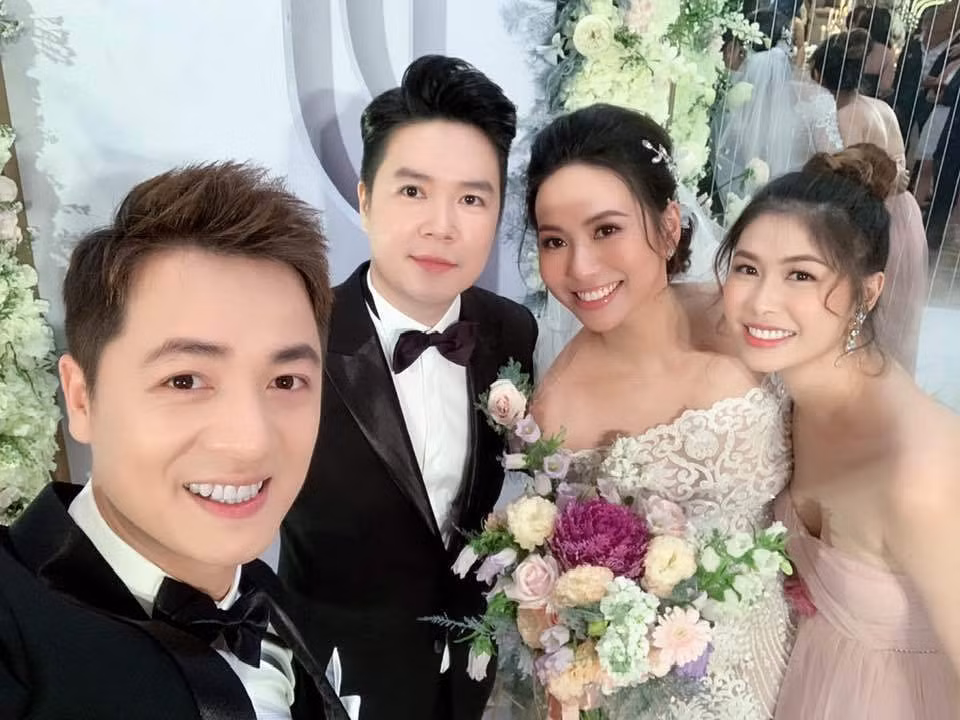 Tháng 1/2019, showbiz Việt bất ngờ trước thông tin ca sĩ Lê Hiếu kết hôn. Đám cưới của nam ca sĩ và vợ hotgirl 9x nhận được sự quan tâm đông đảo của công chúng. Trong đó, thông tin về bà xã của Lê Hiếu được chú ý hơn cả.