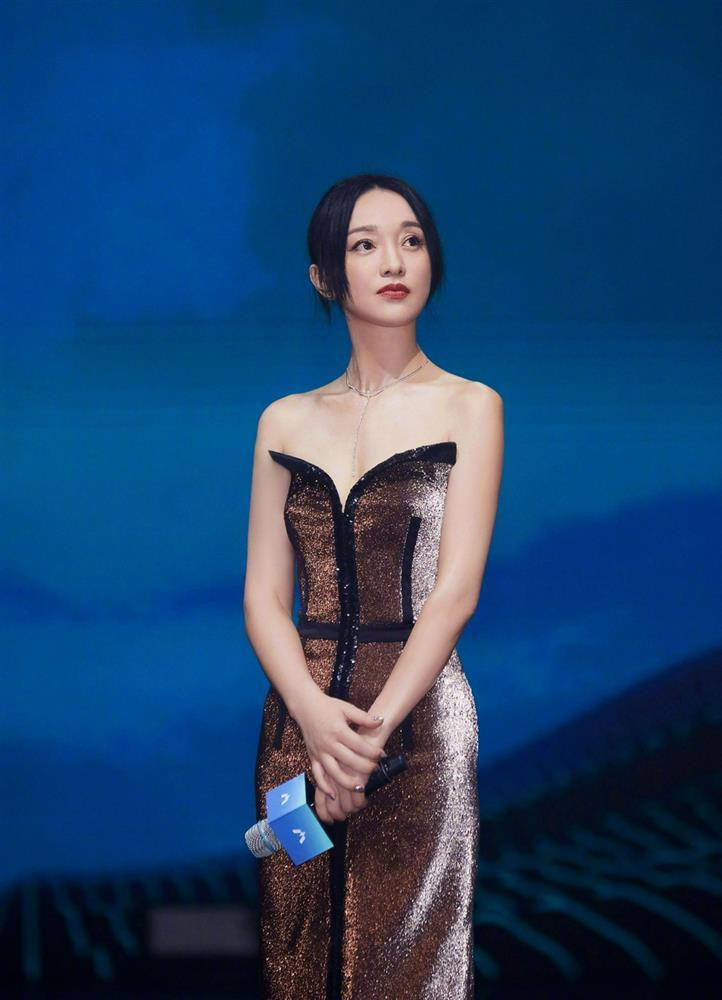 Lo anh Chau Tan hen ho trai tre kem 13 tuoi-Hinh-4