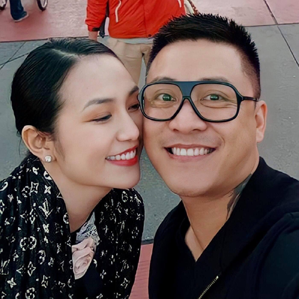  Tuấn Hưng chia sẻ khoảnh khắc ngọt ngào bên bà xã Hương Baby. "Tình yêu mãi nhiều theo năm tháng. Yêu thật nhiều, sống vì nhau thật nhiều ngay khi có nhau các bạn nhé!", nam ca sĩ khéo "nịnh" vợ.