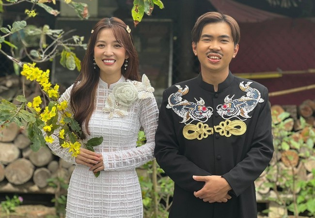 Minh Dự, Puka quay MV Tết nhưng khiến fan thắc mắc với biểu cảm cười gượng.