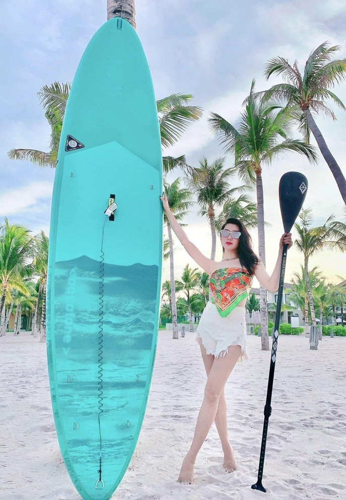 Thúy Ngân khoe dáng thon trong chuyến du lịch biển cùng bạn bè.