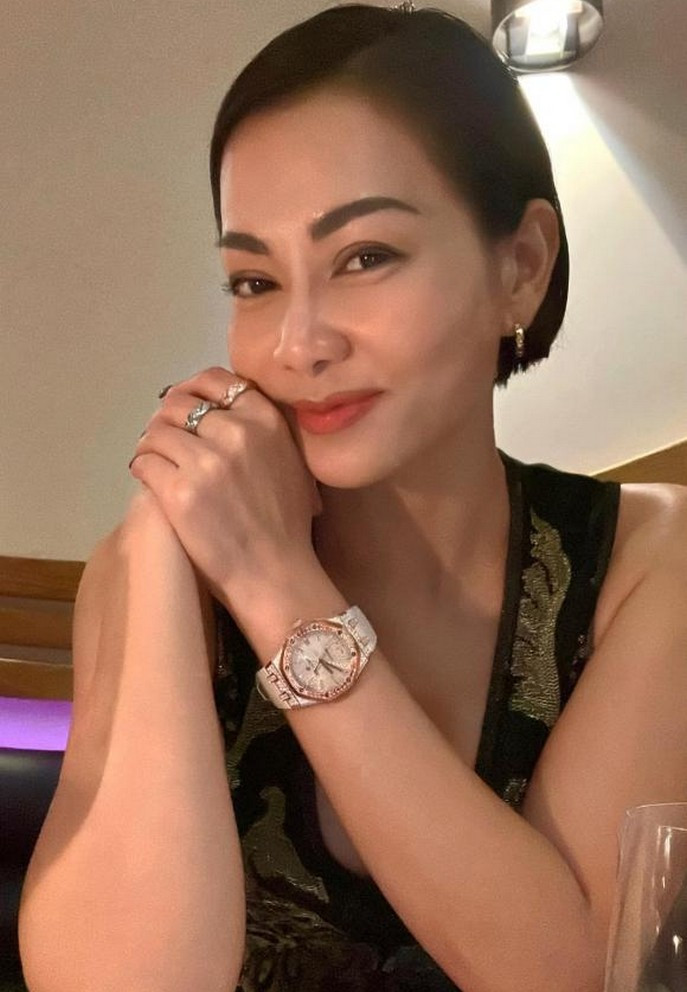 Thu Minh diện đồ lộng lẫy khi đi ăn nhà hàng cùng bạn.