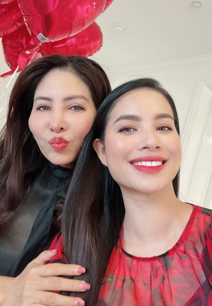 Tin sao Việt 17/12: Hoa hậu Phạm Hương bày tỏ lòng biết ơn mẹ vì luôn là điểm tựa vững chắc đời mình.