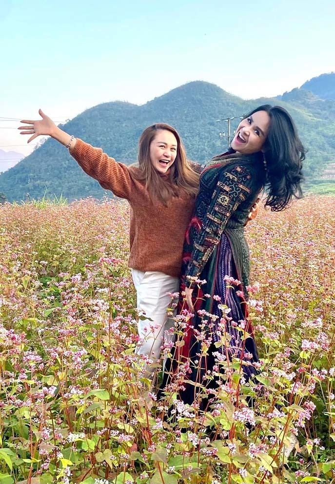 Thanh Lam cùng con gái Thiện Thanh rạng rỡ khi được hòa mình vào thiên nhiên.