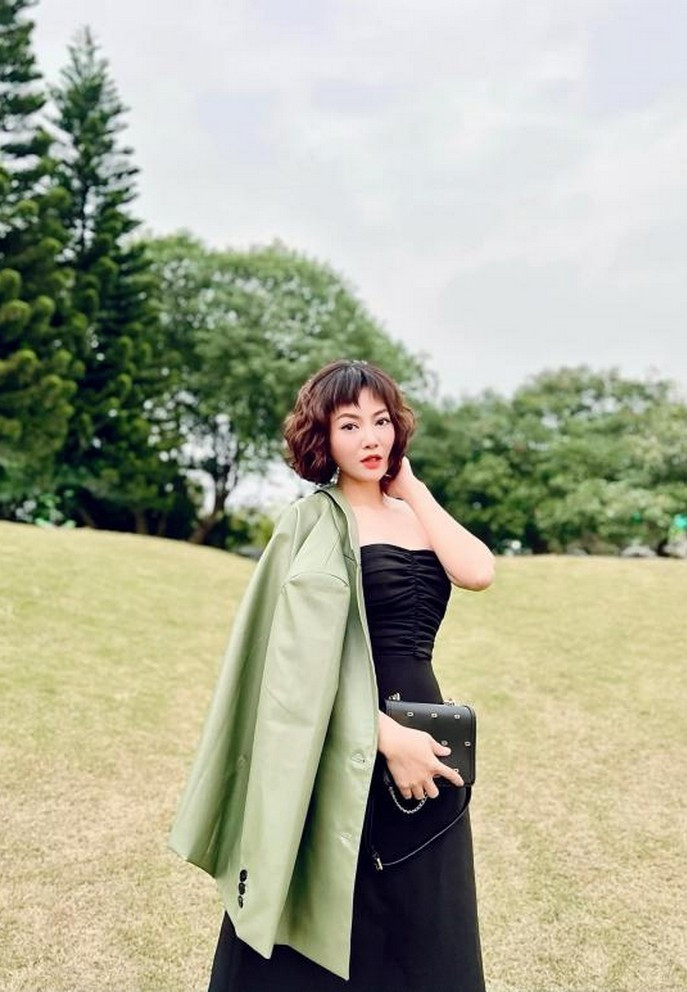 Diễn viên Thanh Hương điệu đà với kiểu tóc ngắn khi chụp ảnh check-in.
