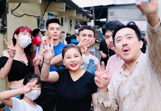 Trấn Thành cùng Lê Giang, Lê Dương Bảo Lâm selfie trước giờ bấm máy dự án mới.