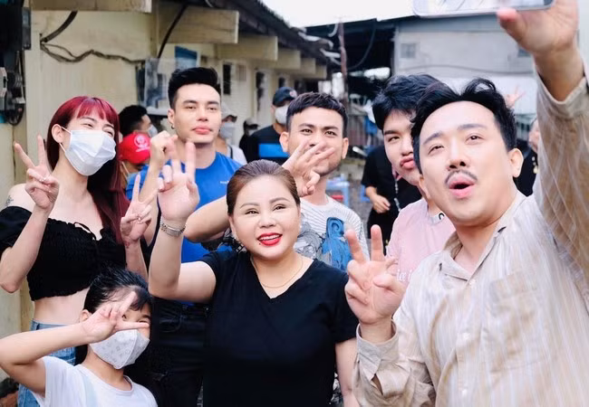 Trấn Thành cùng Lê Giang, Lê Dương Bảo Lâm selfie trước giờ bấm máy dự án mới.