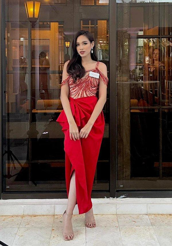 Người đẹp khoe vẻ quyến rũ với thiết kế đỏ rực rỡ.