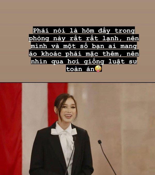 Trên trang cá nhân, người đẹp 10X cũng chia sẻ: "Phải nói là hôm đấy trong phòng rất lạnh nên mình và một số bạn ai mang thêm áo khoác đều mặc thêm, nên nhìn qua hơi giống luật sư tòa án".