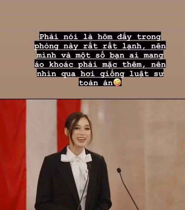 Trên trang cá nhân, người đẹp 10X cũng chia sẻ: "Phải nói là hôm đấy trong phòng rất lạnh nên mình và một số bạn ai mang thêm áo khoác đều mặc thêm, nên nhìn qua hơi giống luật sư tòa án".