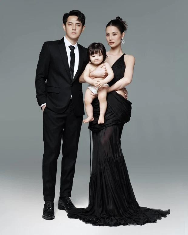 Độ sành điệu, chịu chơi, đẹp đôi của bố mẹ Winnie thì khỏi phải bàn cãi khiến ai cũng xuýt xoa nhưng ôi sao gái cưng lại bị cho "ra rìa" khi không được lên đồ mà chỉ được đóng mỗi chiếc bỉm thế kia.