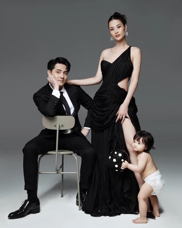 "Ba mẹ lồng lộn, để cục cưng cởi trần mặc bỉm, 1 style không thể thiếu thốn hơn", "Xin lỗi nhưng ý nghĩa concept này là gì mà không cho bà Winnie mặc đồ vậy ạ. Tui nhìn tui tức á. Ba mẹ đẹp quá trời. Nhìn bả trụi lũi à. Bả con gái nữa nên che che lại mới đúng chứ".