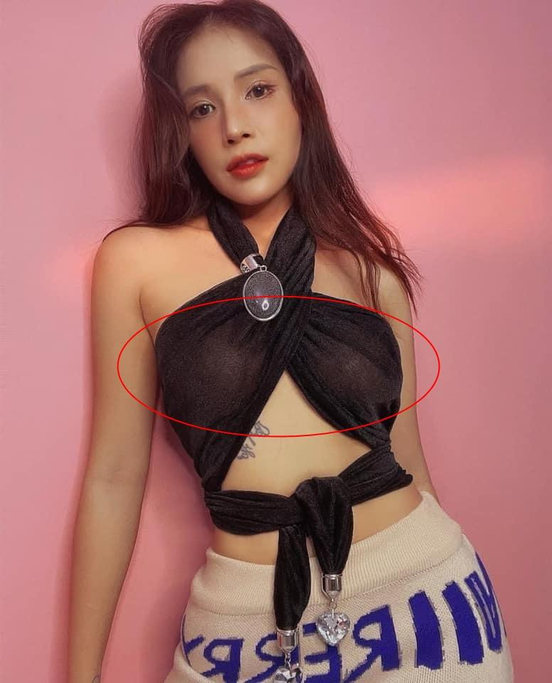 br/> Mới đây, Khả Như gây chú ý khi chia sẻ bức ảnh sống ảo tung chảo. Phải công nhận là càng ngày Khả Như càng khác quá không nhận ra từ nhan sắc đến phong cách thời trang. Dạo này, mỹ nhân làng hài chăm lên đồ hở bạo lắm rồi. Trong hình, cô diện chiếc áo croptop đan chéo chỉ che vòng một còn đâu phô diễn toàn bộ vòng eo lẫn làn da trắng nõn nà. Tuy nhiên, thiết kế chất liệu mỏng manh khiến người đẹp lộ rõ hai miếng dán ngực kém duyên trước ống kính.