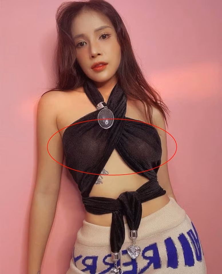 br/> Mới đây, Khả Như gây chú ý khi chia sẻ bức ảnh sống ảo tung chảo. Phải công nhận là càng ngày Khả Như càng khác quá không nhận ra từ nhan sắc đến phong cách thời trang. Dạo này, mỹ nhân làng hài chăm lên đồ hở bạo lắm rồi. Trong hình, cô diện chiếc áo croptop đan chéo chỉ che vòng một còn đâu phô diễn toàn bộ vòng eo lẫn làn da trắng nõn nà. Tuy nhiên, thiết kế chất liệu mỏng manh khiến người đẹp lộ rõ hai miếng dán ngực kém duyên trước ống kính.