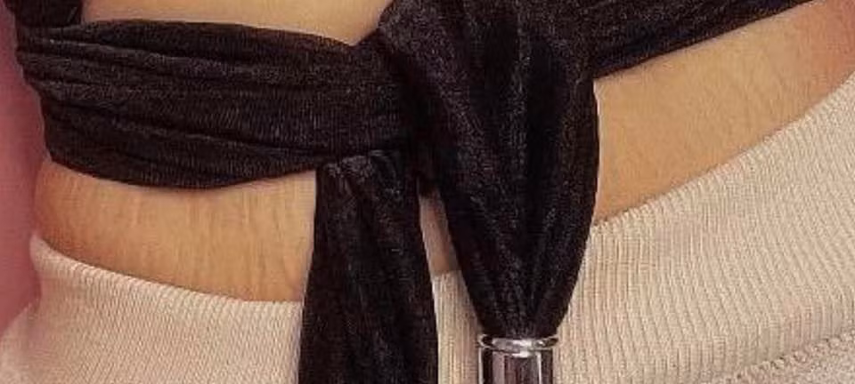 Không những thế, một người em thân thiết của Khả Như - Duy Khánh nhanh chóng vào "super-soi" chiếc eo với những vết như rạn da sau sinh. Comment lầy lội của Duy Khánh chiếm sóng với gần 10 nghìn lượt thích.