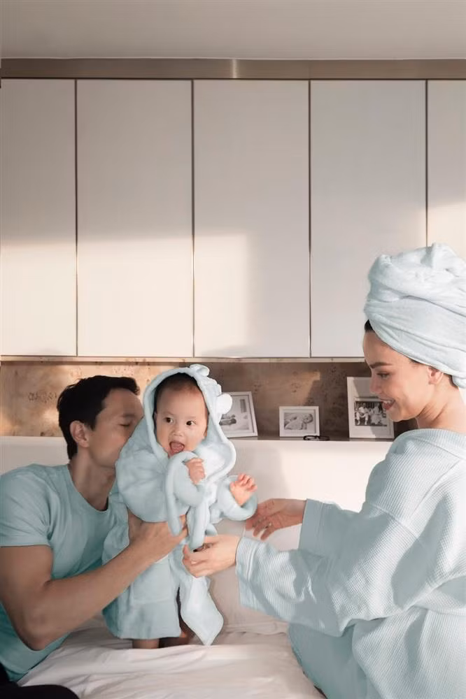 Ba Kim Lý lần này "ra rìa", nhường cả spotlight cho 3 mẹ con.