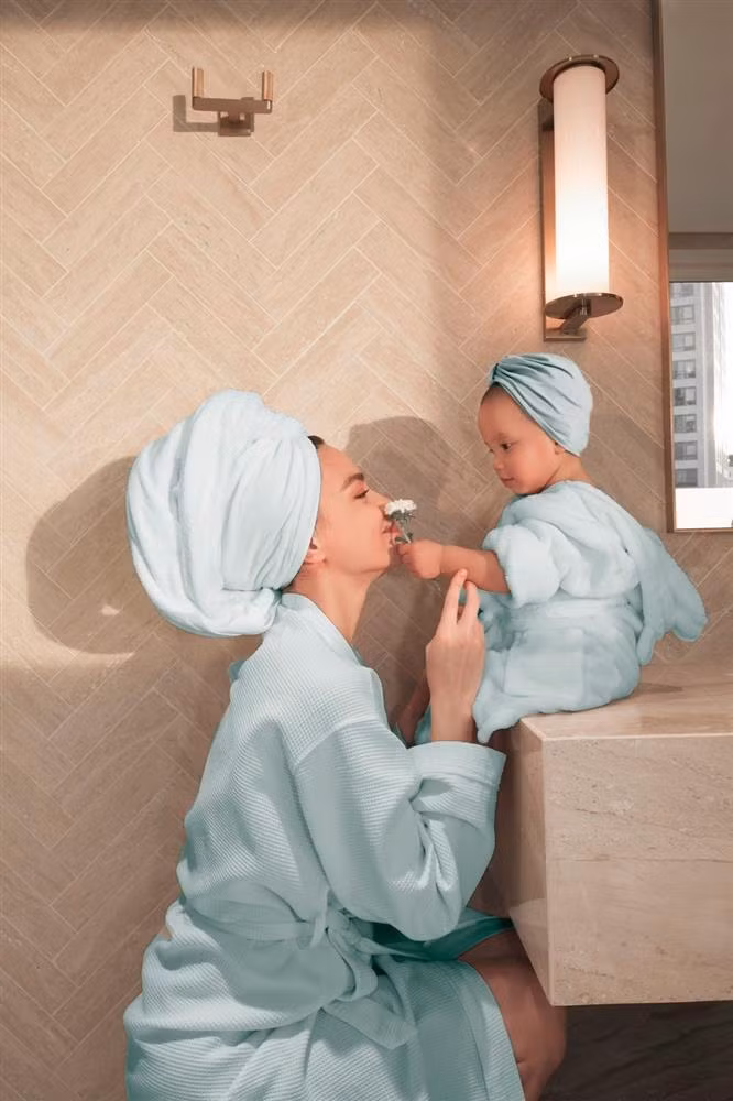 Sự tương tác của Lisa và Leon với mẹ Hà khiến fan thả tim không ngớt.