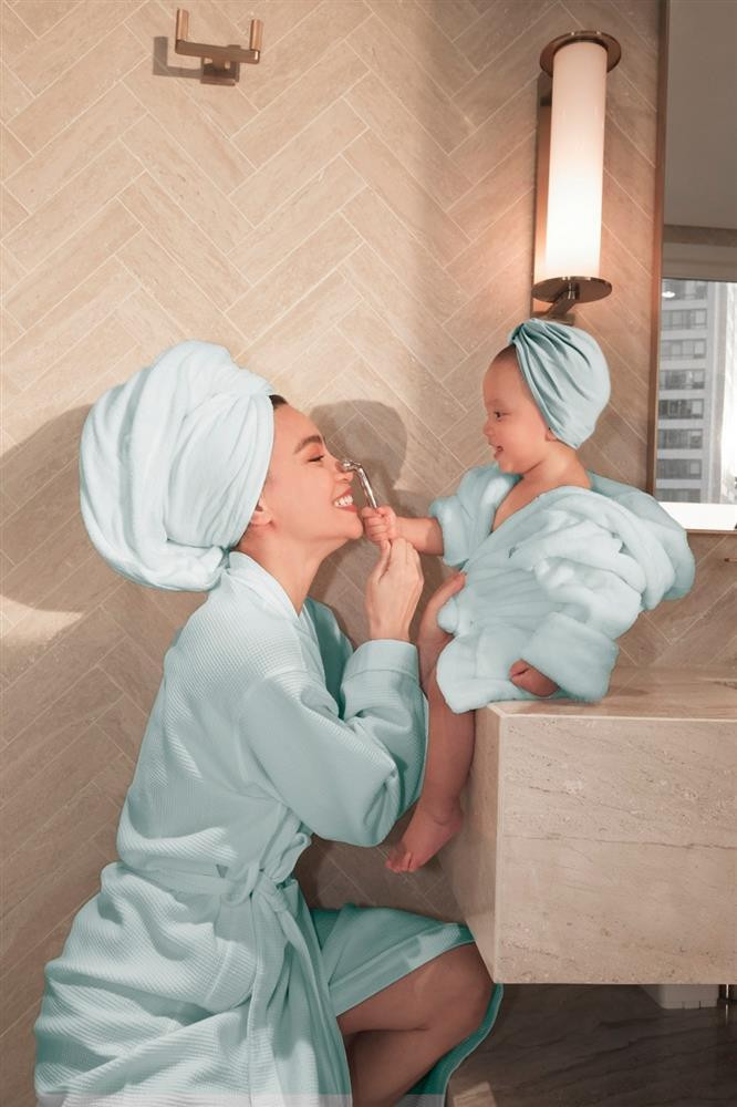 Hà Hồ tiếp tục chứng tỏ độ "chịu chơi" khi đặt cho 2 thiên thần nhỏ bộ đồ tắm màu xanh mint có tai thỏ ton-sur-ton với mẹ.