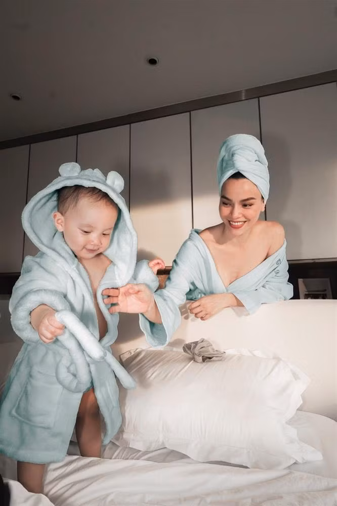 Không để các con "chiếm sóng" hết, Hồ Ngọc Hà cũng có khoảnh khắc nóng hừng hực khi kéo trễ áo khoe xương quai xanh và thềm ngực quyến rũ.