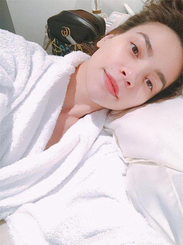 ...hoặc selfie nằm dài trên giường nghỉ ngơi.