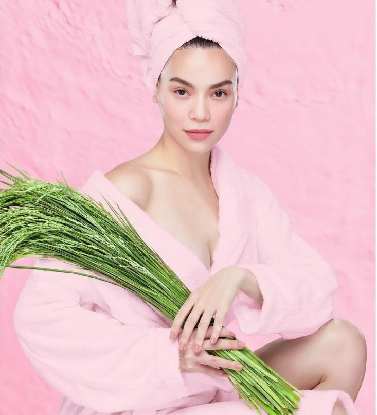 ##ss###style="text-decoration: underline;">Áo choàng tắm được Hà Hồ ưu ái đến mức làm riêng áo choàng tắm màu hồng để chụp ảnh nghệ thuật.