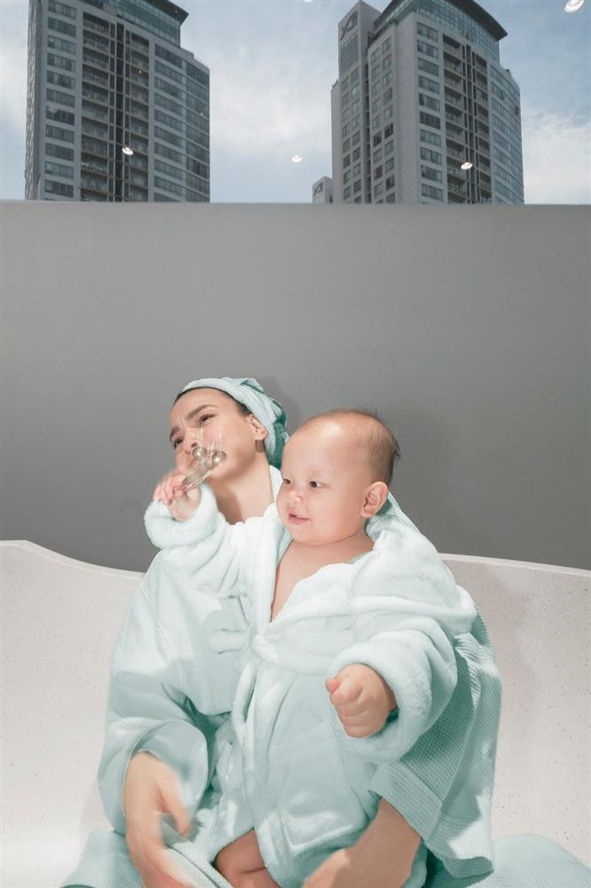 Dù có đôi lúc Leon hơi "phá game" nhưng sự hồn nhiên đã đủ đốn tim dân mạng.