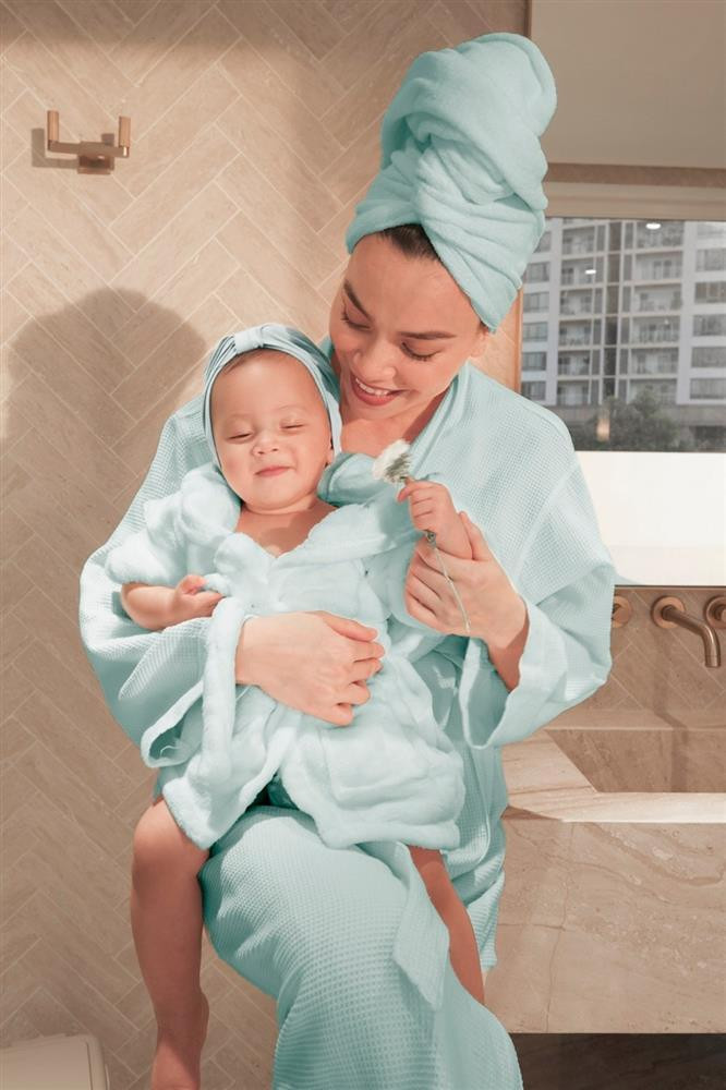 "Studio" của 3 mẹ con cũng chỉ là bối cảnh phòng tắm tại gia nhưng sang trọng không kém gì tại resort.