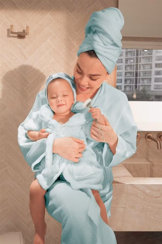 "Studio" của 3 mẹ con cũng chỉ là bối cảnh phòng tắm tại gia nhưng sang trọng không kém gì tại resort.