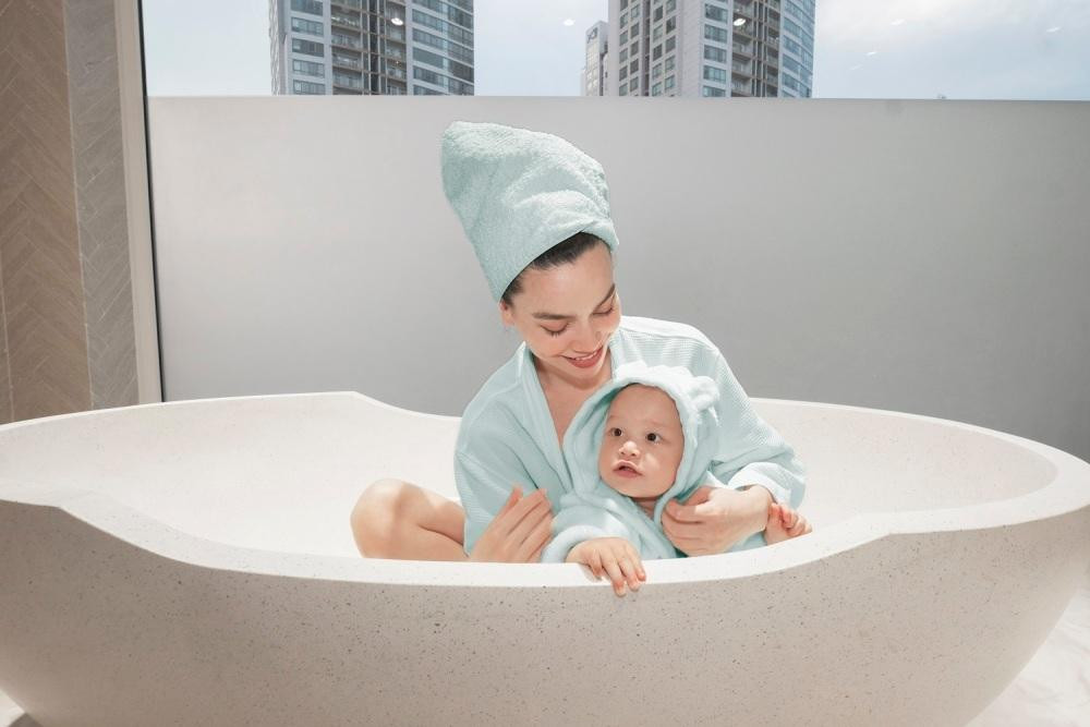 Mới nhất, có vẻ cô chán quần là áo lượt hay hàng hiệu đắt tiền nên rủ cả cặp sinh đôi Lisa và Leon để mặc áo choàng tắm chụp ảnh.