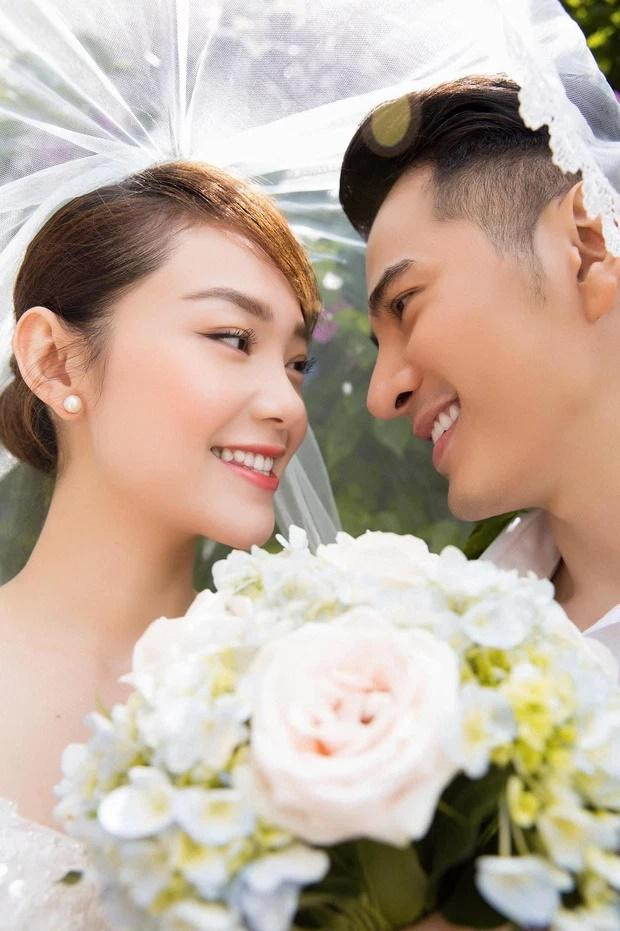 Ngay khi lên sóng, bộ ảnh đã lập tức bão like. Cô dâu xinh xắn trong thiết kế váy cưới màu trắng tinh khôi khoe visual rạng rỡ ở tuổi 34. Chú rể lịch lãm với bộ suit. Khi đứng chung một khung hình, cả hai rất "xứng đôi vừa lứa" càng khiến netizen thích thú.