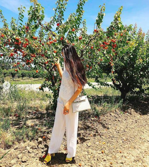 Trong khi đó Phạm Hương lại sẵn sàng khoe luôn hàm răng dính đồ ăn của mình.