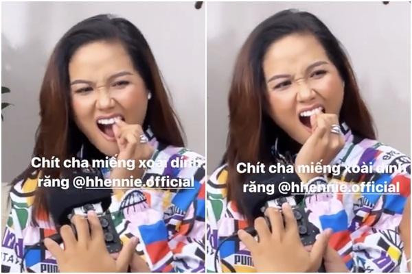 Hoa hậu thì cũng có lúc rơi vào tình thế mắc răng "kém duyên" như người bình thường thôi. Những khoảnh khắc "kém đẹp" này của H'Hen Niê nhanh chóng được dân mạng truyền tay nhau, đa số tỏ ra khá thích thú vì sự dễ thương của người đẹp.