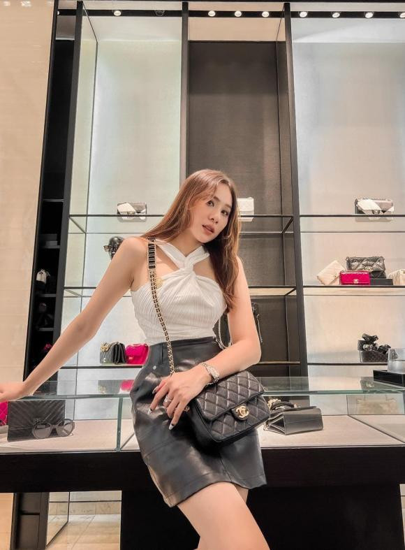 Hồ Bích Trâm tiết lộ bị photoshop bóp eo: "Em nói thiệt - ông stylist chụp và ông bóp eo méo cái dây túi xách.. coi tức hem. Người ta ốm rồi mà bóp lố vậy ông".