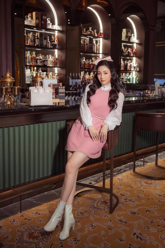 Nhờ giảm cân thành công, Ngô Trà My ngày càng trẻ trung, xinh đẹp. Gu thời trang của nàng Á hậu cũng sành điệu và thanh lịch.