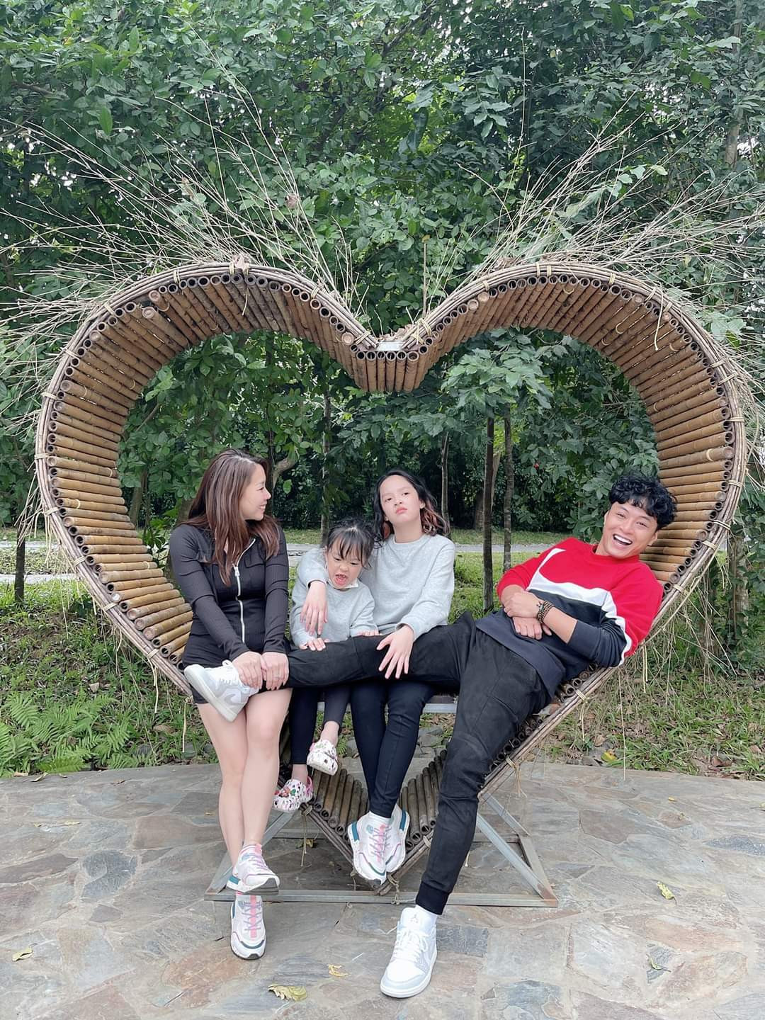 Sao Việt hôm nay 24/11: Hồng Đăng cùng gia đình đi du lịch.