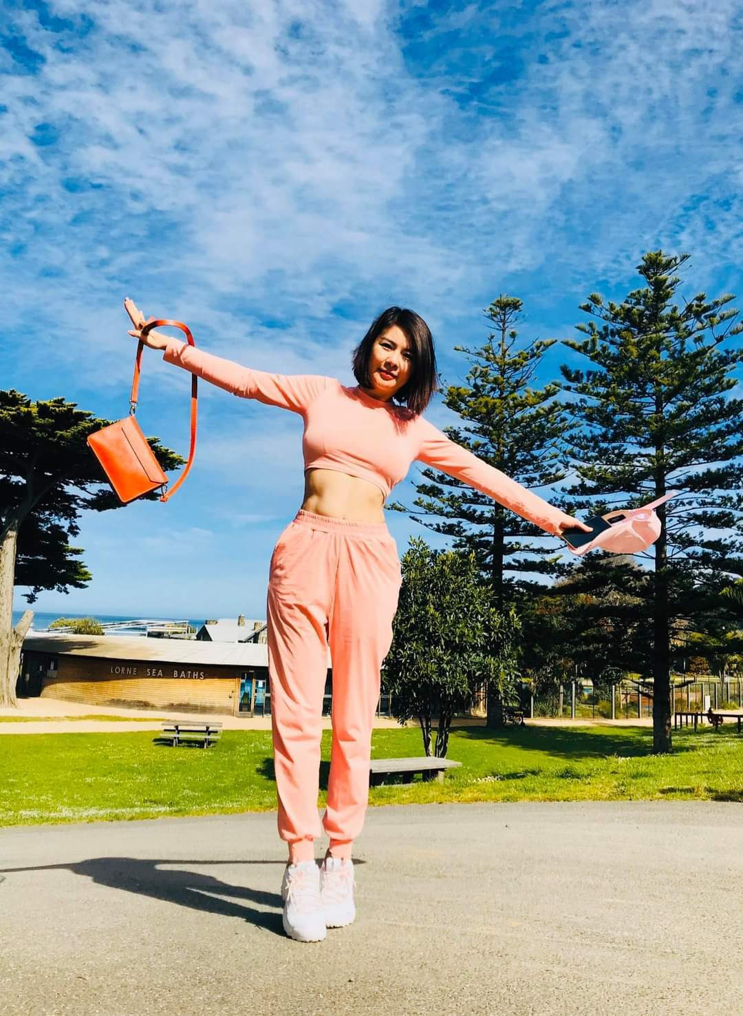 Diễn viên Kim Oanh khoe eo săn chắc.