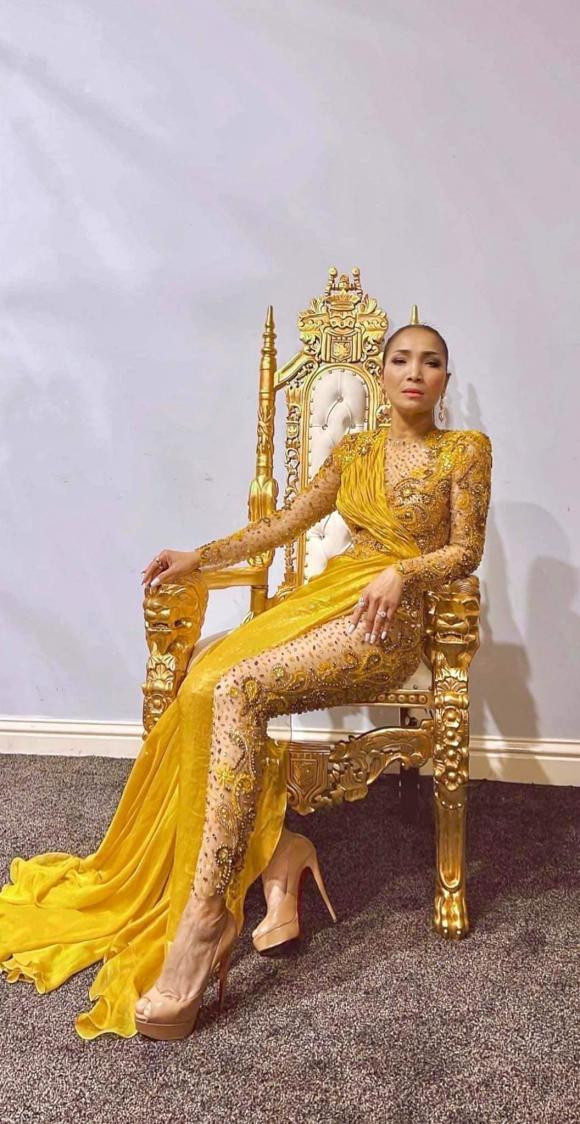 "Lại tâm sự! Làm phụ nữ ai lại không thích mua này kia, giỏ hiệu này nọ, nhưng với tui liệu cơm gắp mắm, những thứ không làm ra tiền thì không cần đầu tư, tiện lợi là được, nhưng nếu để đầu tư vào những bài hát mới, hoặc những bộ đồ diễn thật lung linh đẹp mắt thì tốn bao nhiêu tiền cũng sẽ mua vì đó là sự đầu tư và đầy tôn trọng dành nghề và cho khán thính giả của mình", Hồng Ngọc viết trên trang cá nhân.