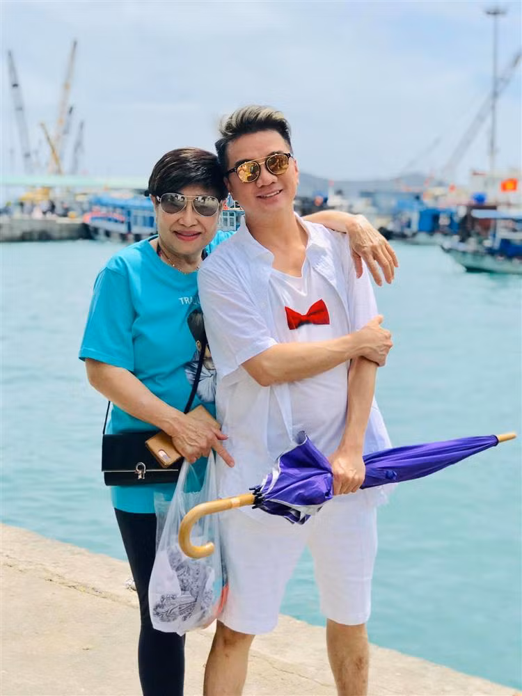 Dam Vinh Hung phan ung ra sao khi gap lai vo cu tai My?-Hinh-5