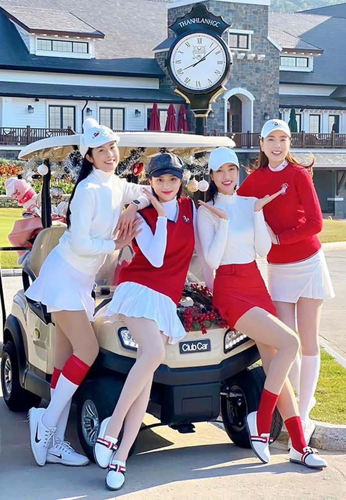 Tin sao Việt 23/12: Hương Giang và MC Mai Ngọc được hội bạn thân hoa hậu Ngọc Hân, Đỗ Mỹ Linh tổ chức mừng sinh nhật sớm.