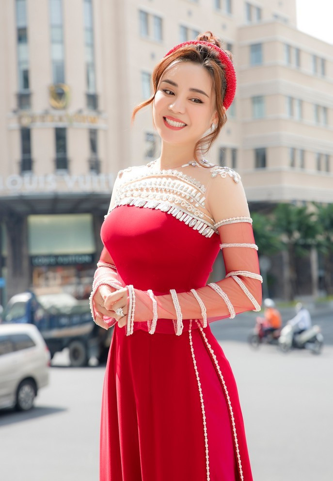 Vy Oanh nền nã với áo dài đỏ trong dịp trở lại sân khấu biểu diễn.