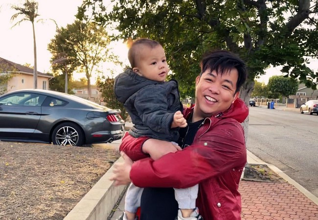 Quang Lê bế cháu đi chơi nhưng bị trêu là "hai bố con".