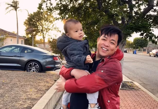 Quang Lê bế cháu đi chơi nhưng bị trêu là "hai bố con".
