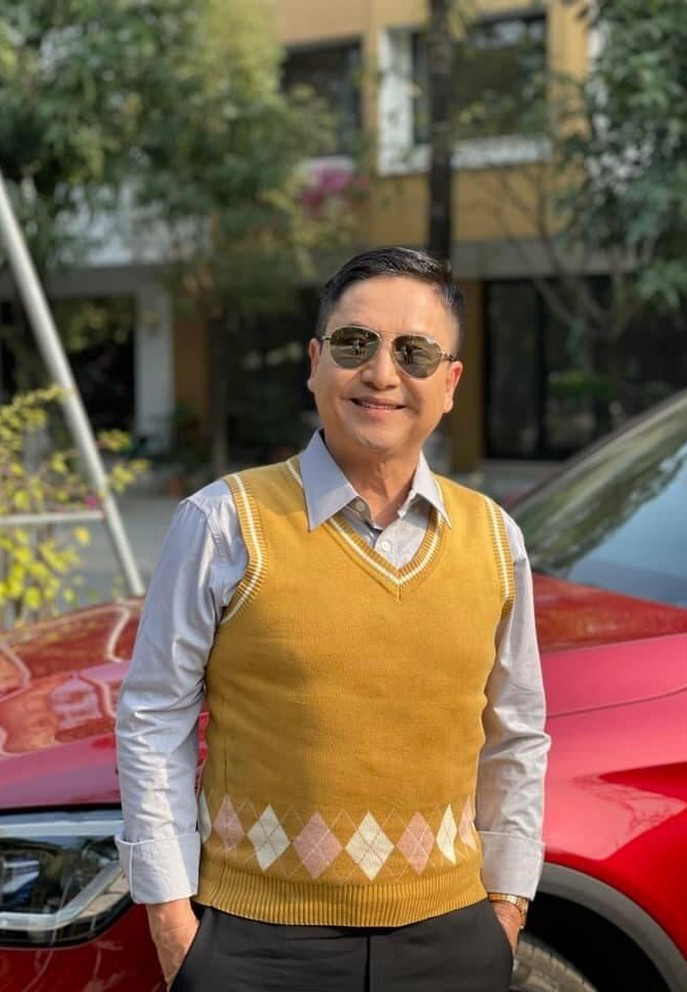 Chí Trung đăng ảnh diện sơ mi, áo len họa tiết vàng trẻ trung. Nam nghệ sĩ cười rạng rỡ, tinh thần phấn chấn nên được fan trêu "nhờ tình yêu nên ngày càng phơi phới". Đáp lại, Chí Trung cho biết: "Cũng không hẳn thế, cơ bản là tôi yêu bản thân nhiều hơn".